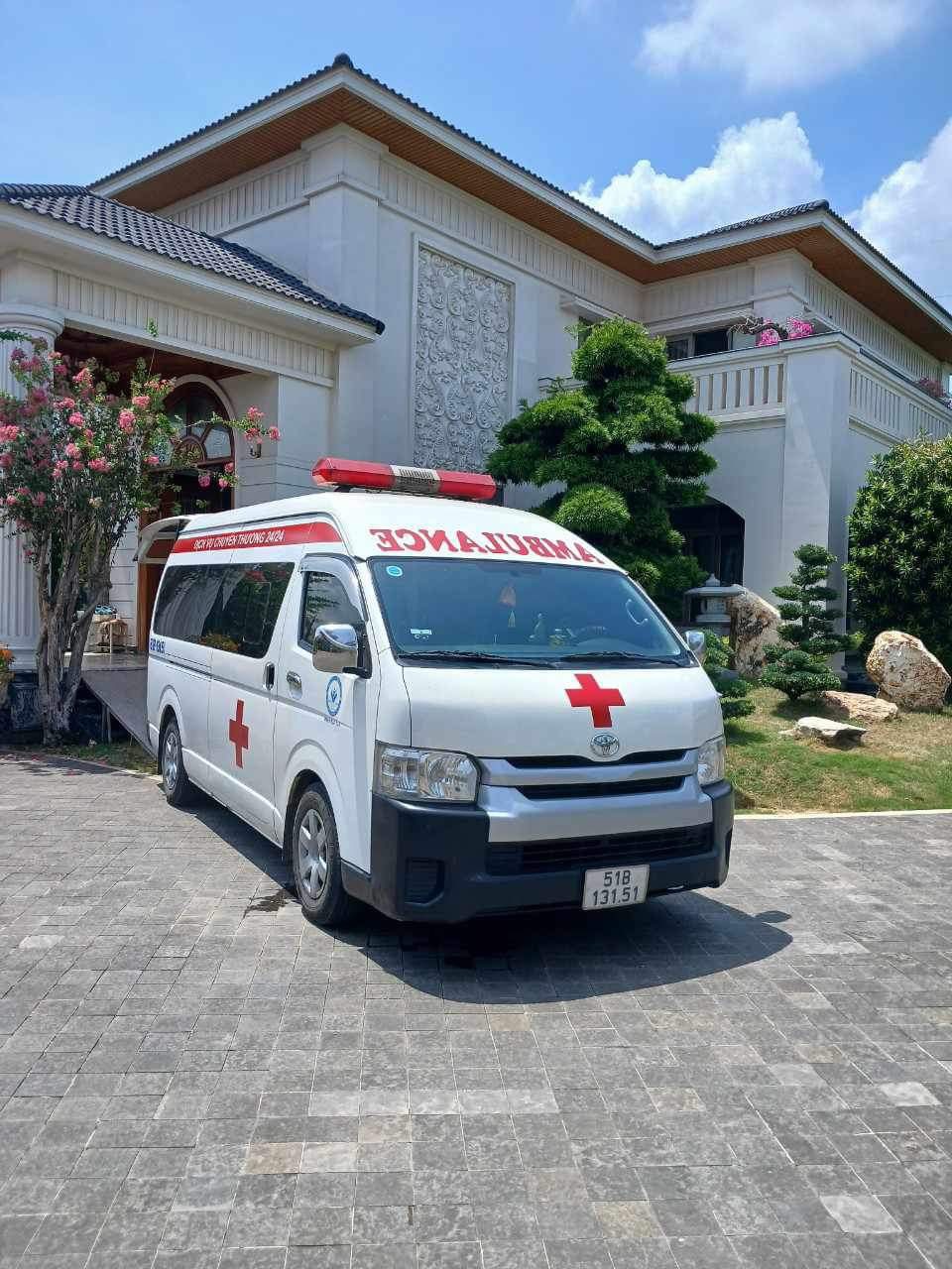 Xe cứu thương đưa bệnh nhân đến bệnh viện Phan Thiết
